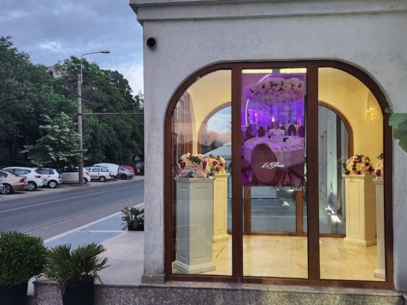Reteaua Digitala DOOH Indoor - LE BLANC RESTAURANT & EVENTS | Locatie de lux